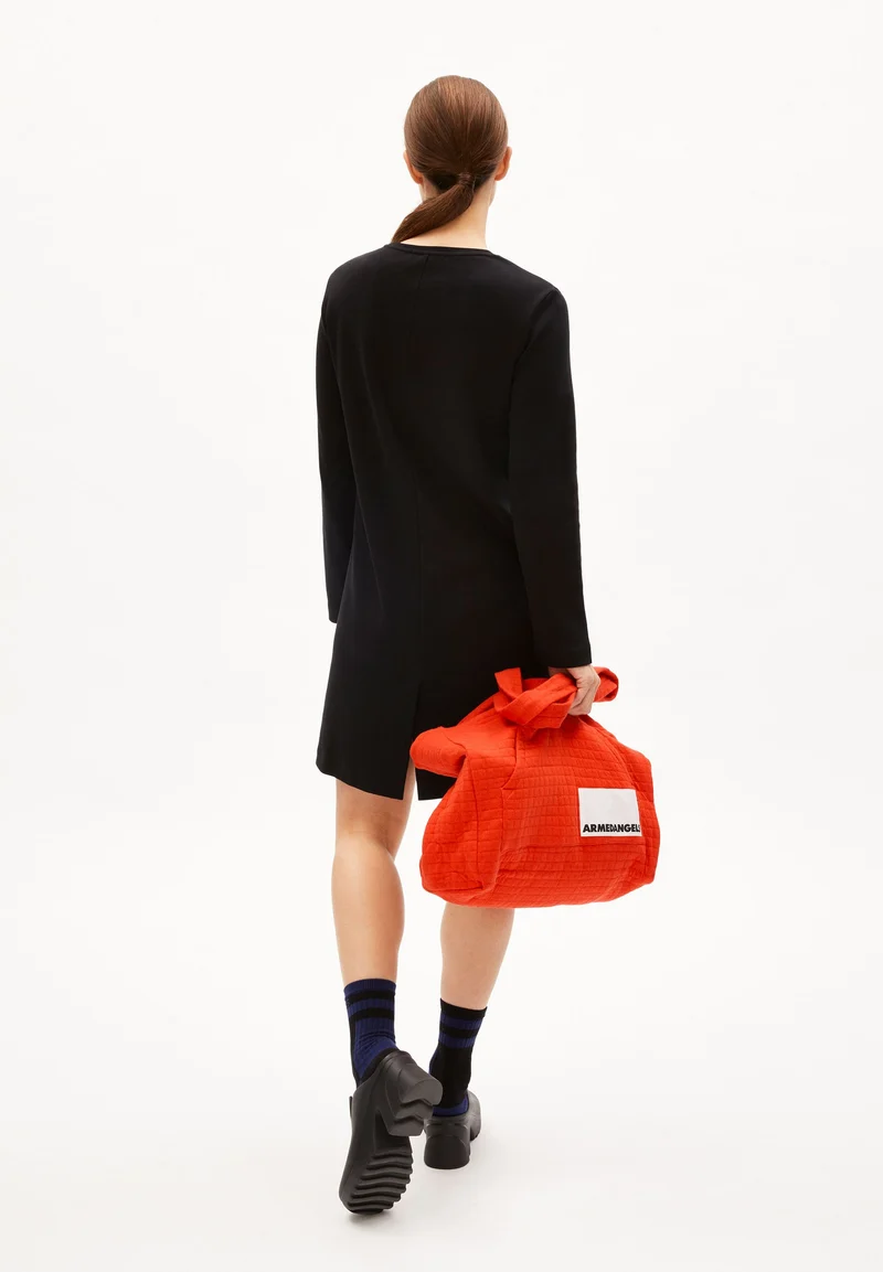 TINAA VAALE | black