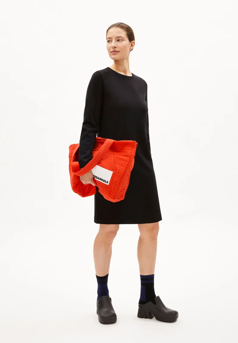 TINAA VAALE | black