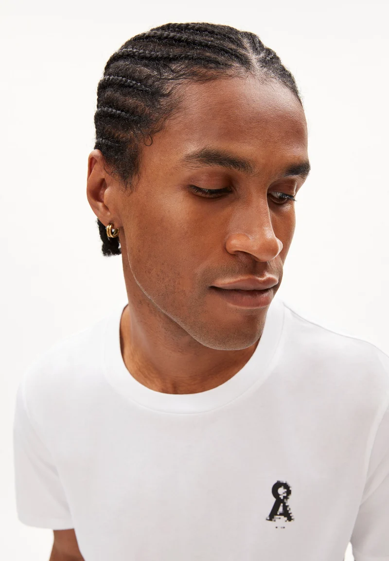 JAAMES PIXXEL LOGAA | white