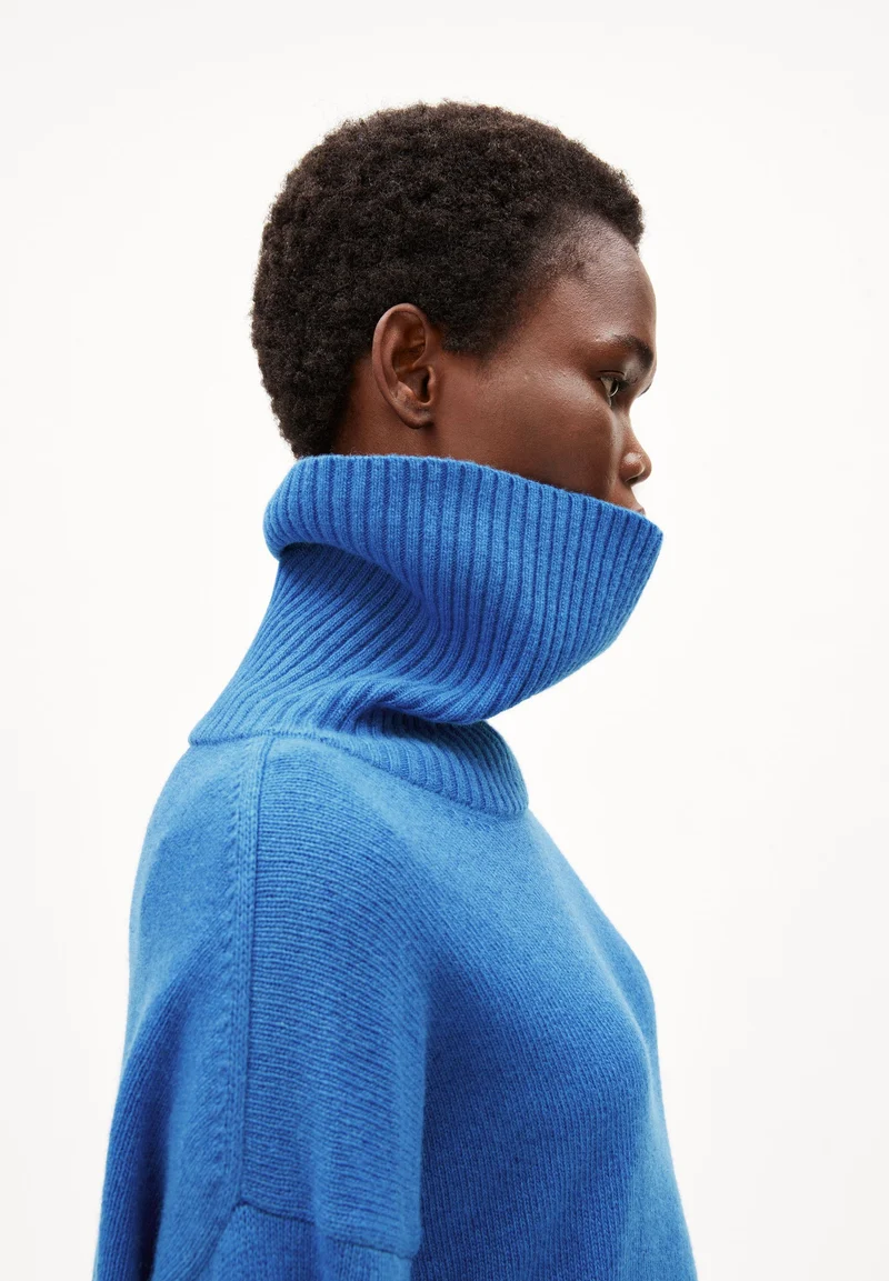 ARDIAA ROLLNECK | warm blue