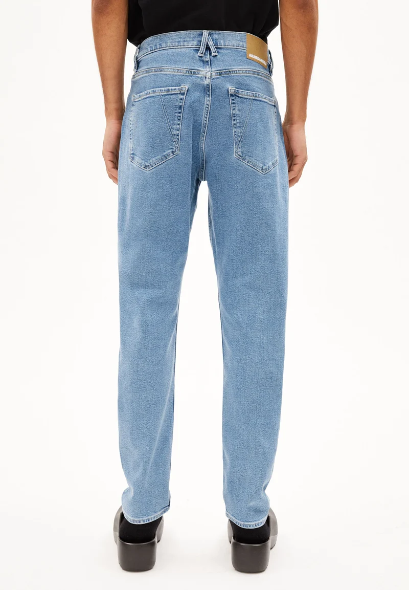 AARJO TARPA TAPERED JEANS | washed light indigo