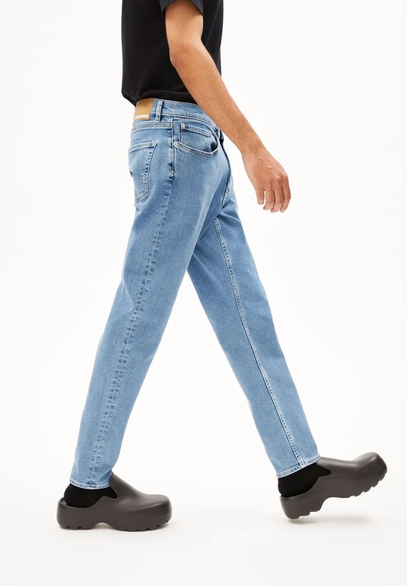 AARJO TARPA TAPERED JEANS | washed light indigo