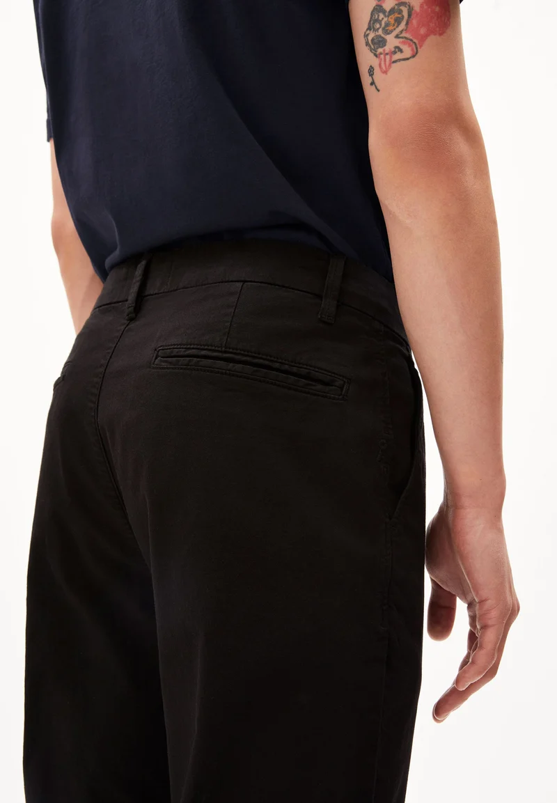 AATHAN | black