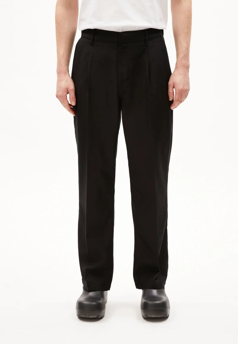 CESAAROS | black