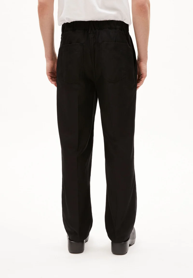 CESAAROS | black