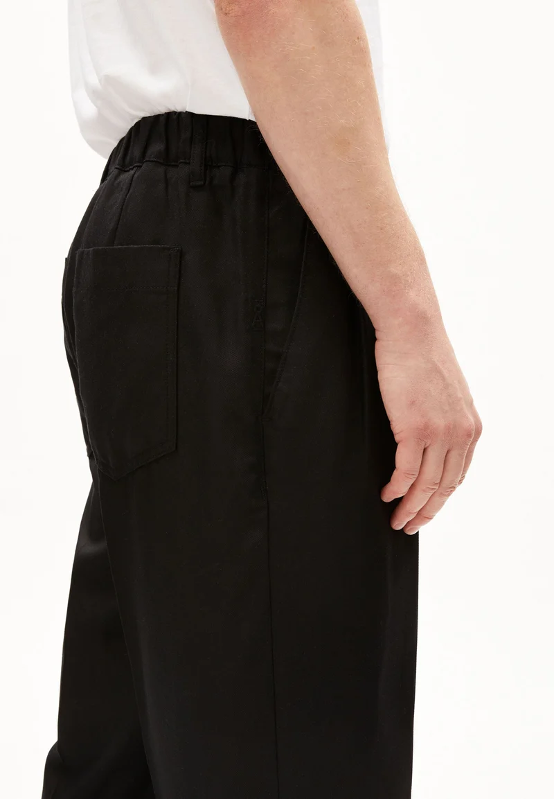 CESAAROS | black