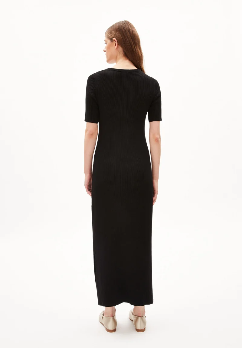 LAANIAAS | black
