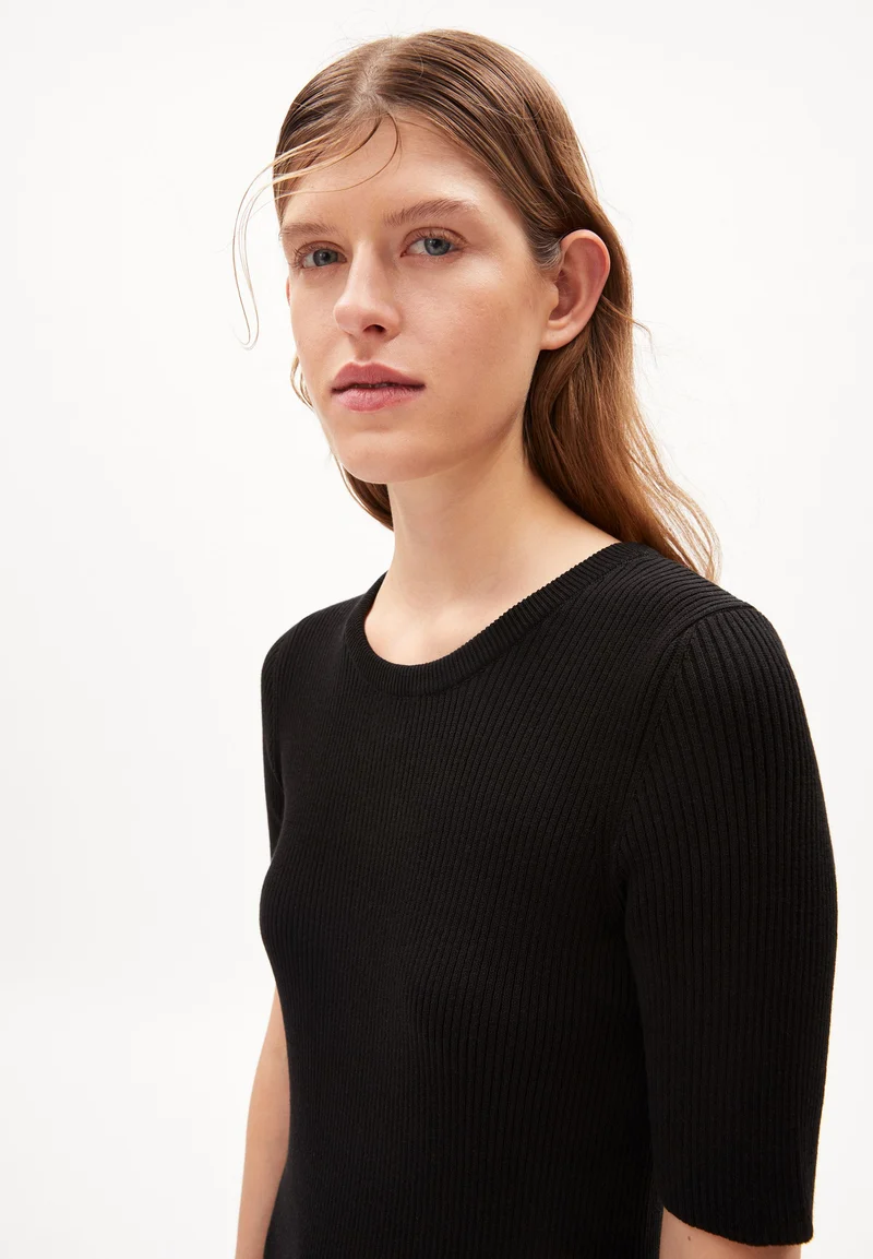 LAANIAAS | black