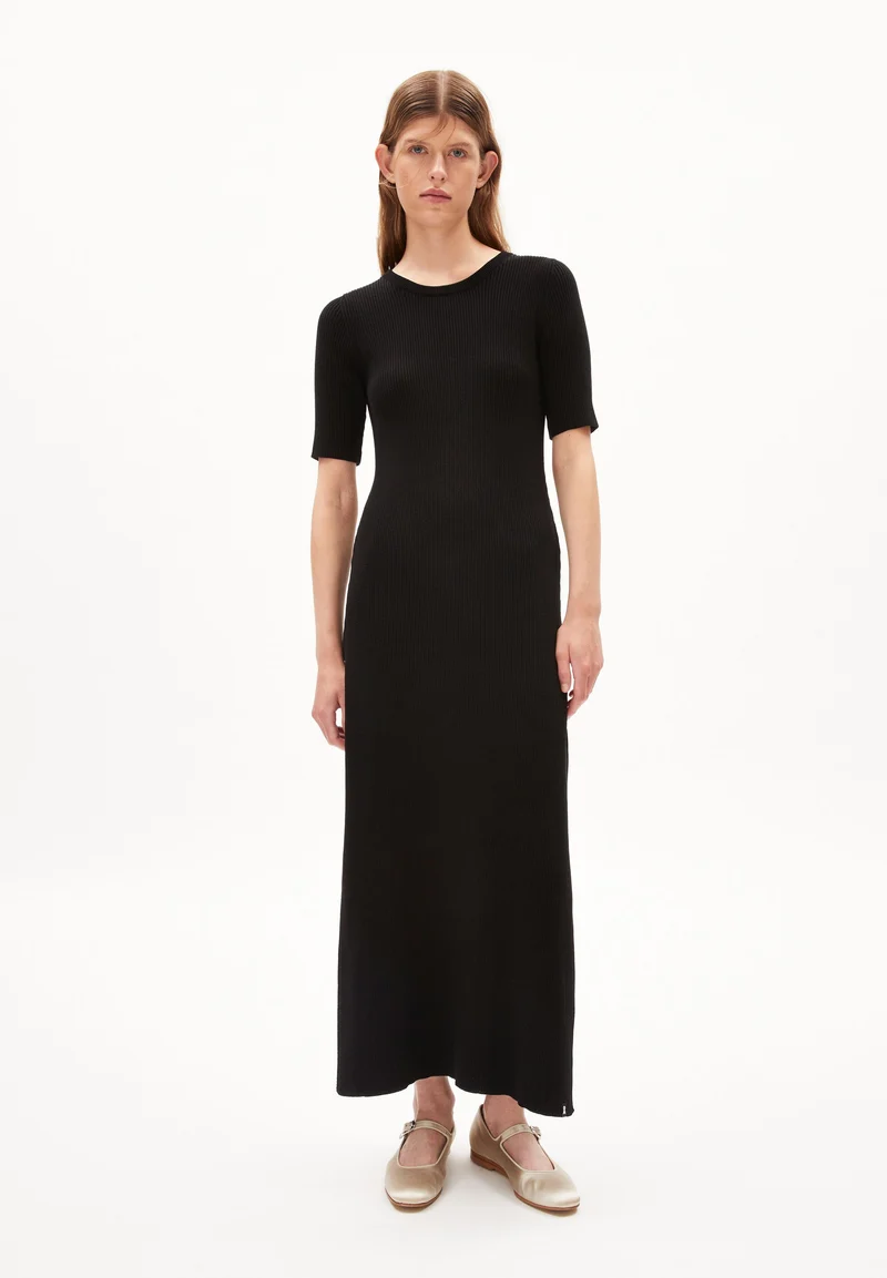 LAANIAAS | black