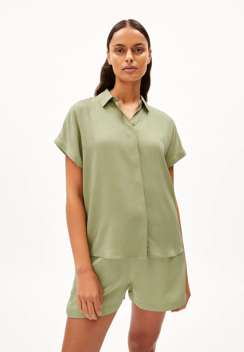 LARISAANA BLUSE | light matcha