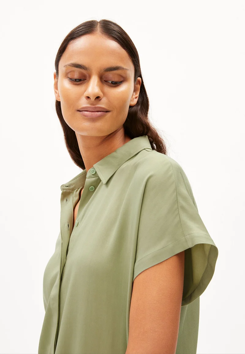 LARISAANA BLUSE | light matcha