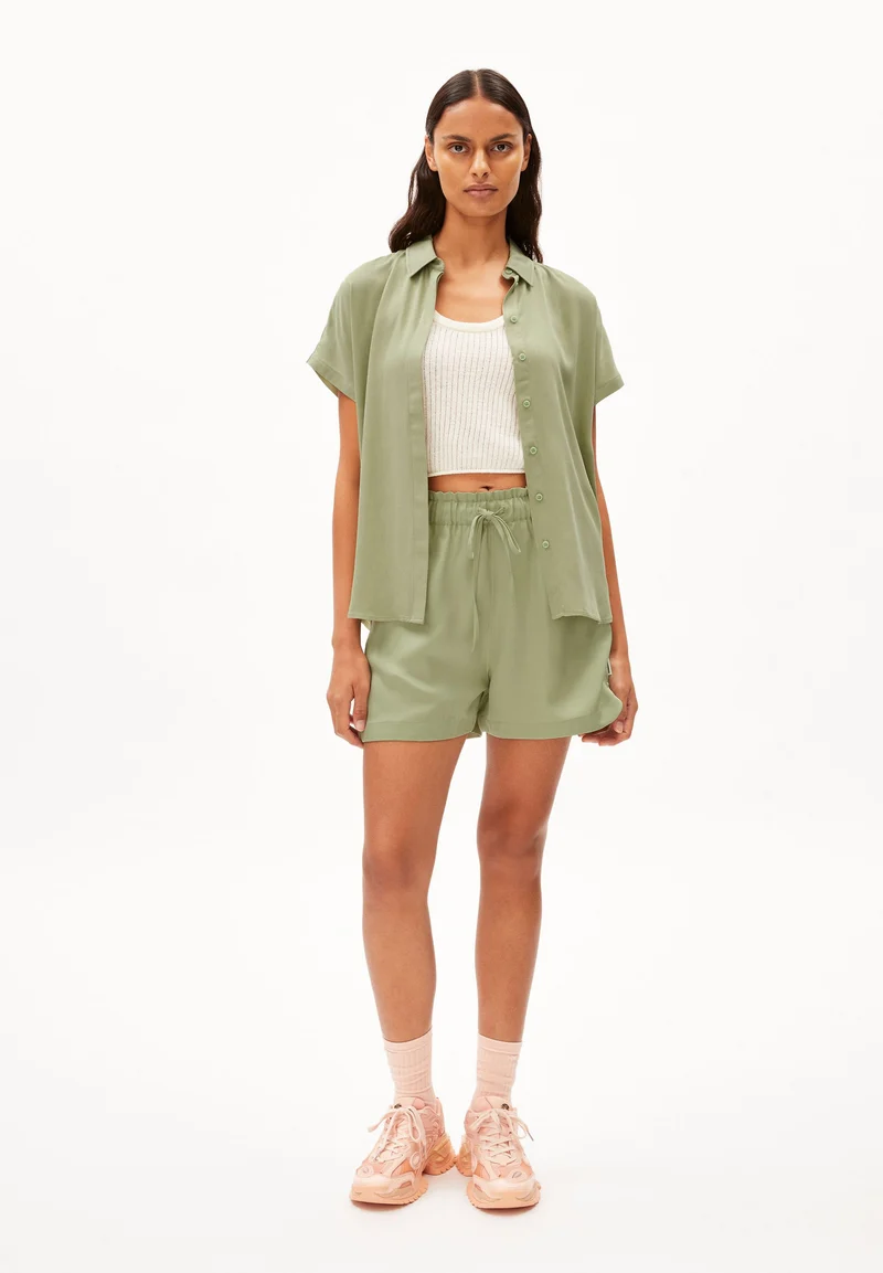 LARISAANA BLUSE | light matcha