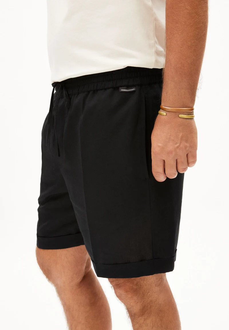 JAACQUE LINO | black