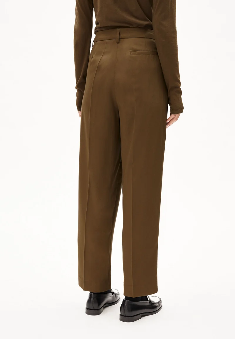 SANDRINAA TAPERED HOSE | dried moss