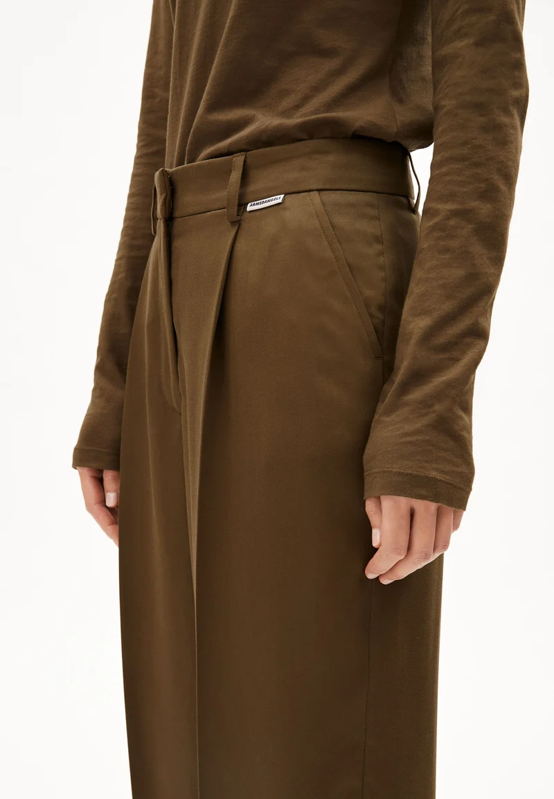 SANDRINAA TAPERED HOSE | dried moss