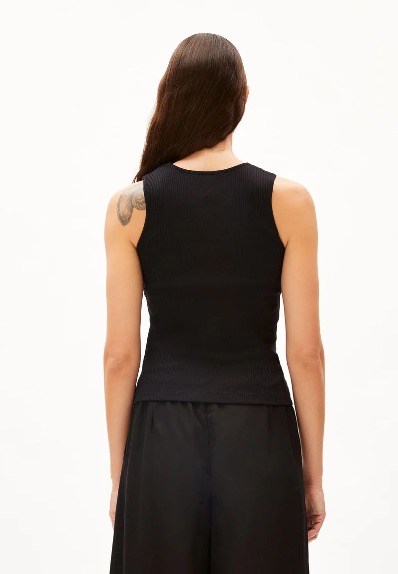 NIKAATAA | black