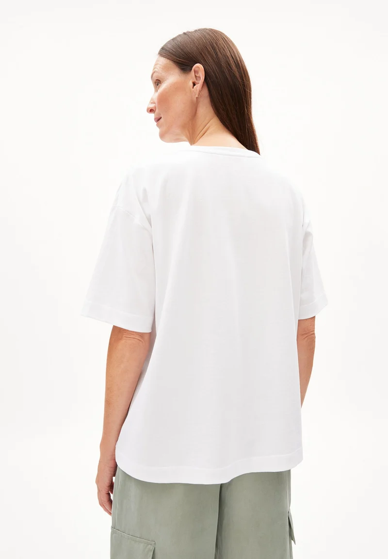 GIANNA LEONAA | white
