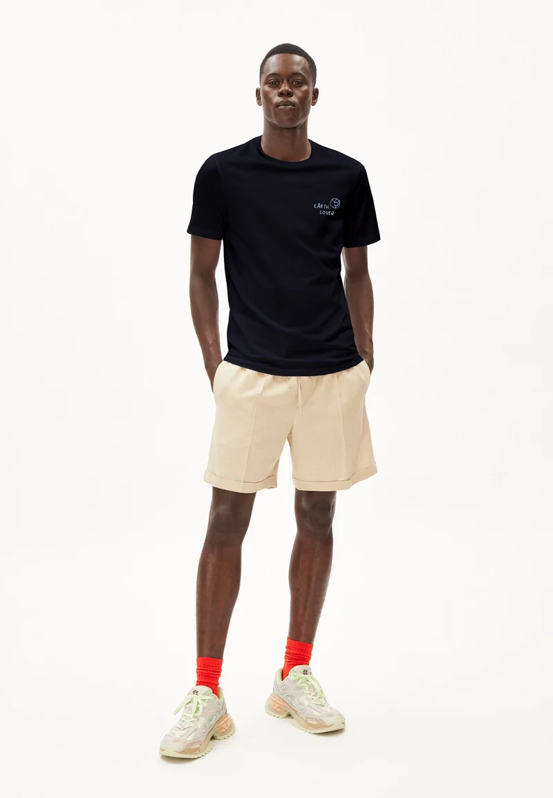 JAAMES LOVAA | black