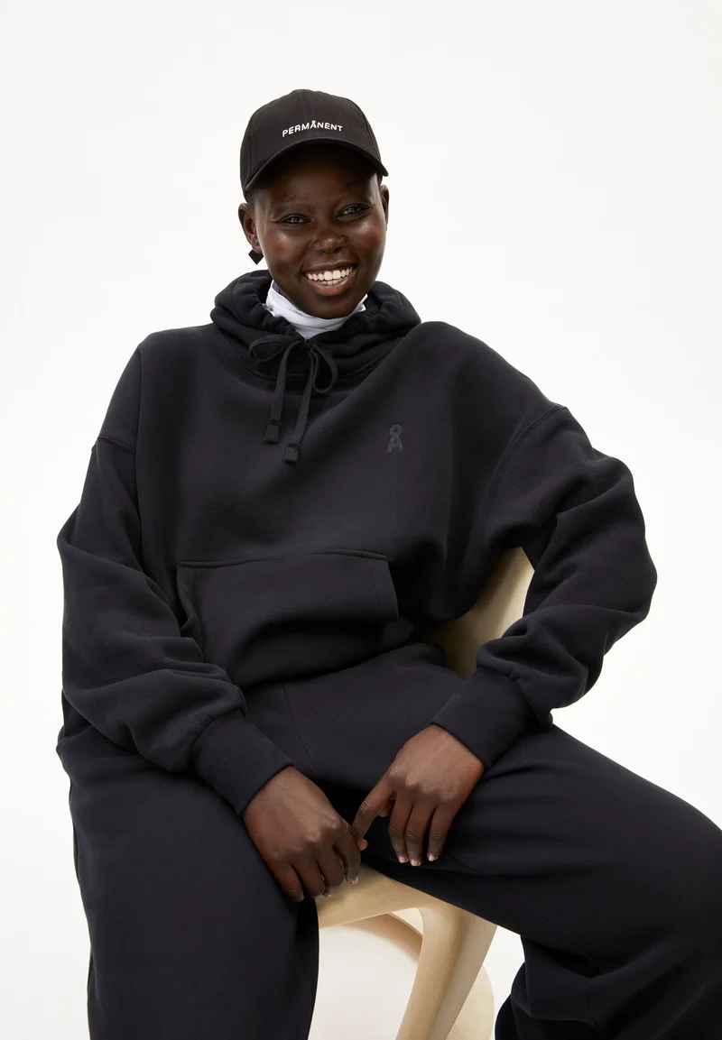 FRANCISARAA | black