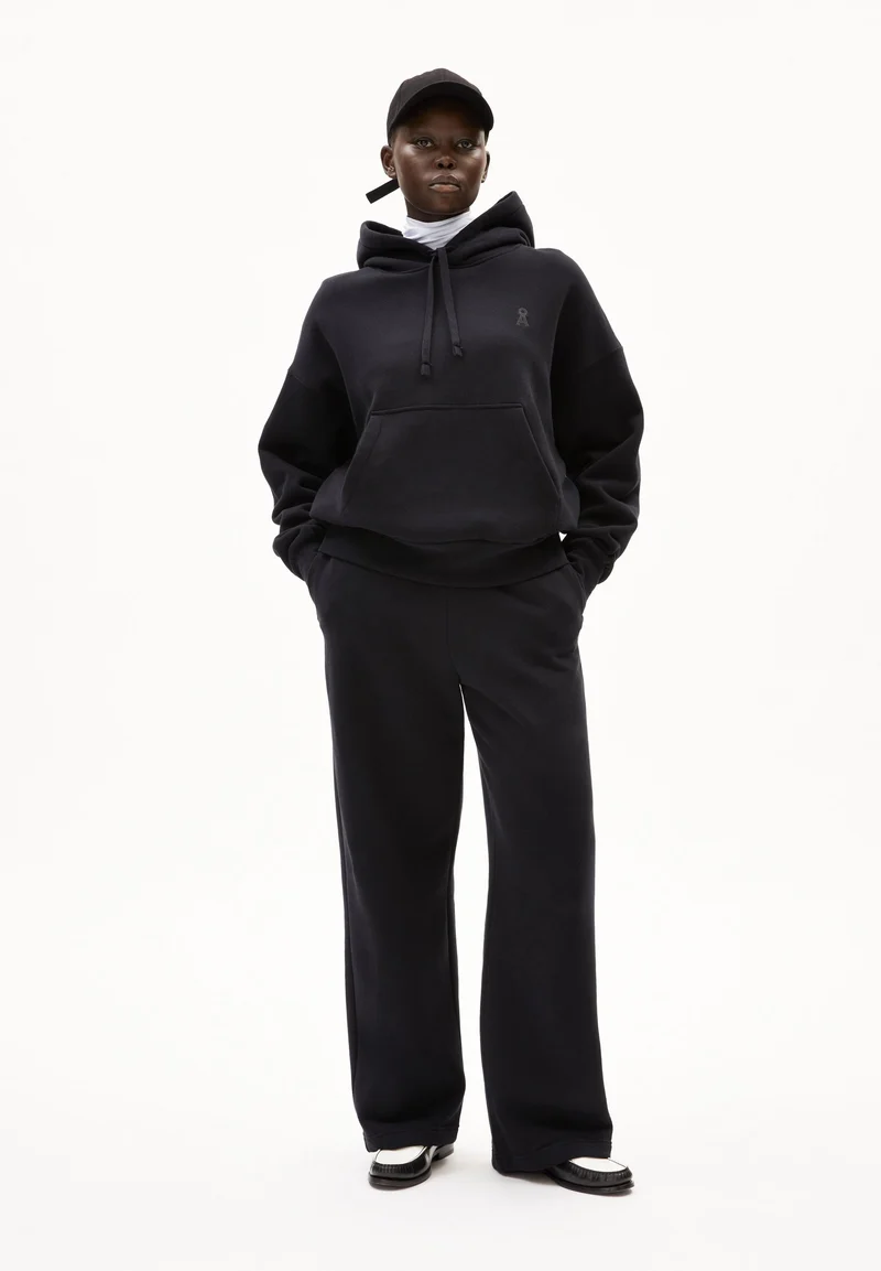 FRANCISARAA | black