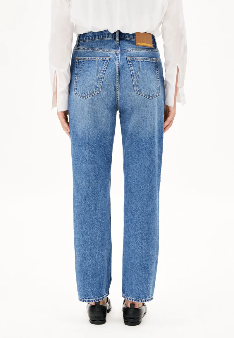 AAIKALA HIGH WAIST STRAIGHT JEANS | crunchy