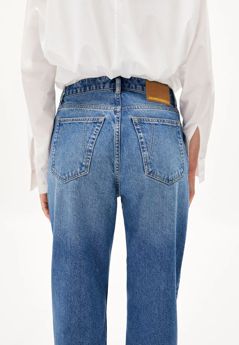 AAIKALA HIGH WAIST STRAIGHT JEANS | crunchy
