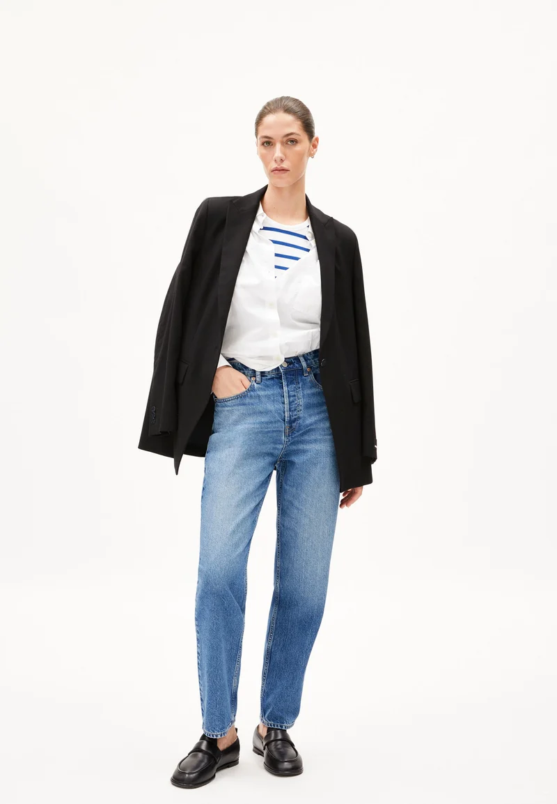 AAIKALA HIGH WAIST STRAIGHT JEANS | crunchy