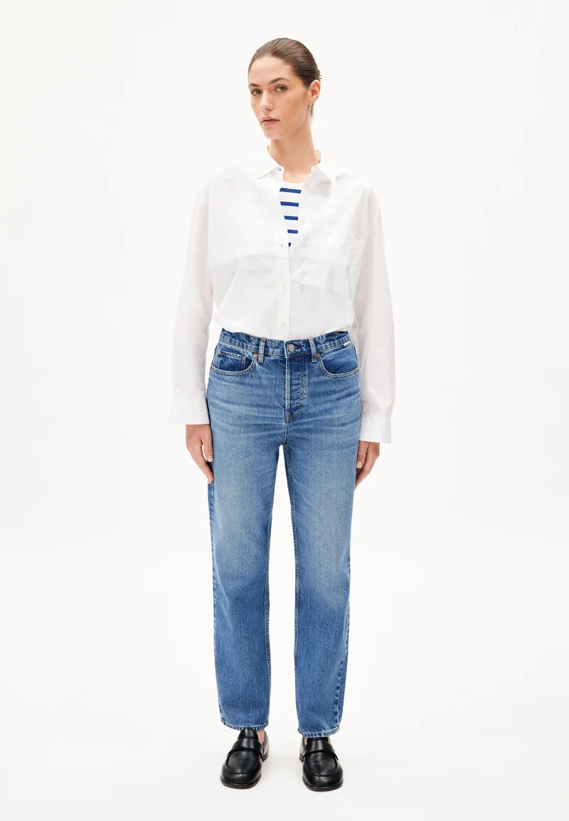 AAIKALA HIGH WAIST STRAIGHT JEANS | crunchy