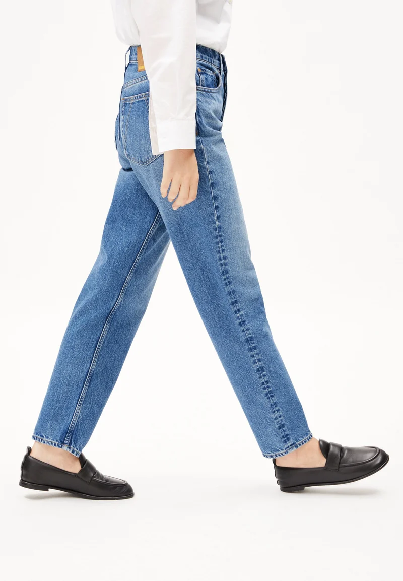 AAIKALA HIGH WAIST STRAIGHT JEANS | crunchy