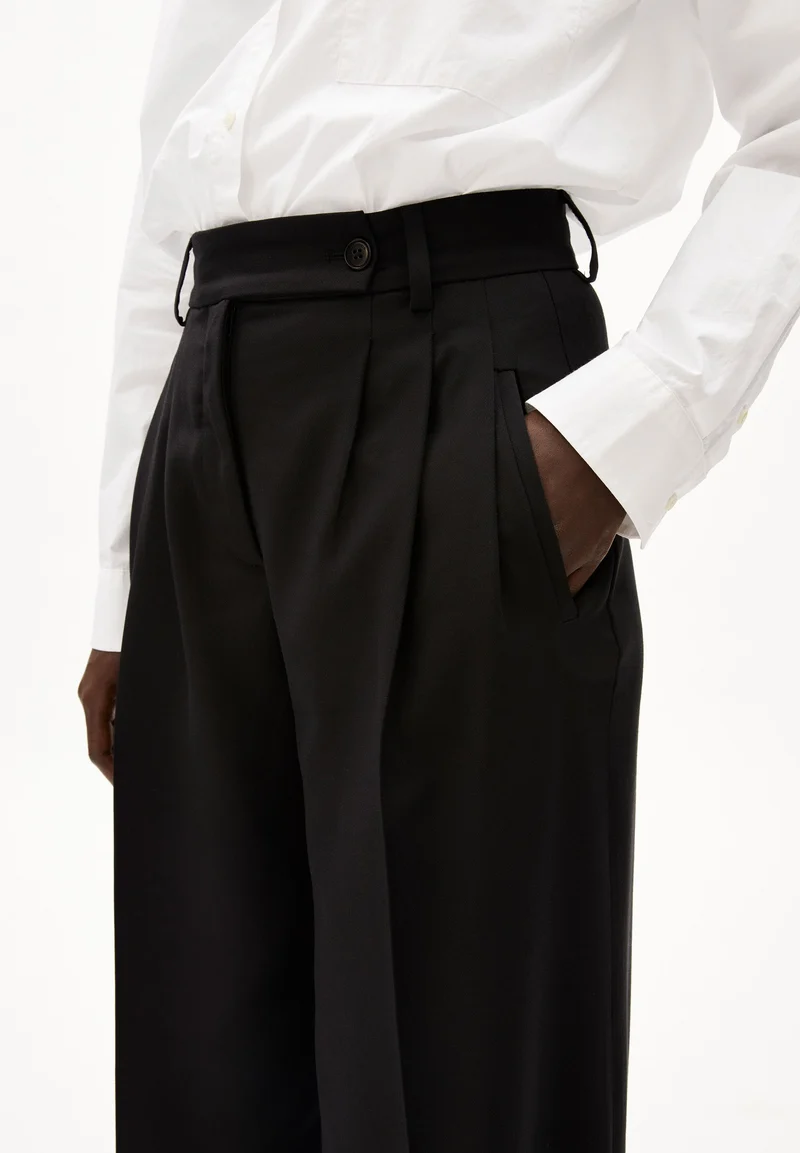 KAAYUA | black