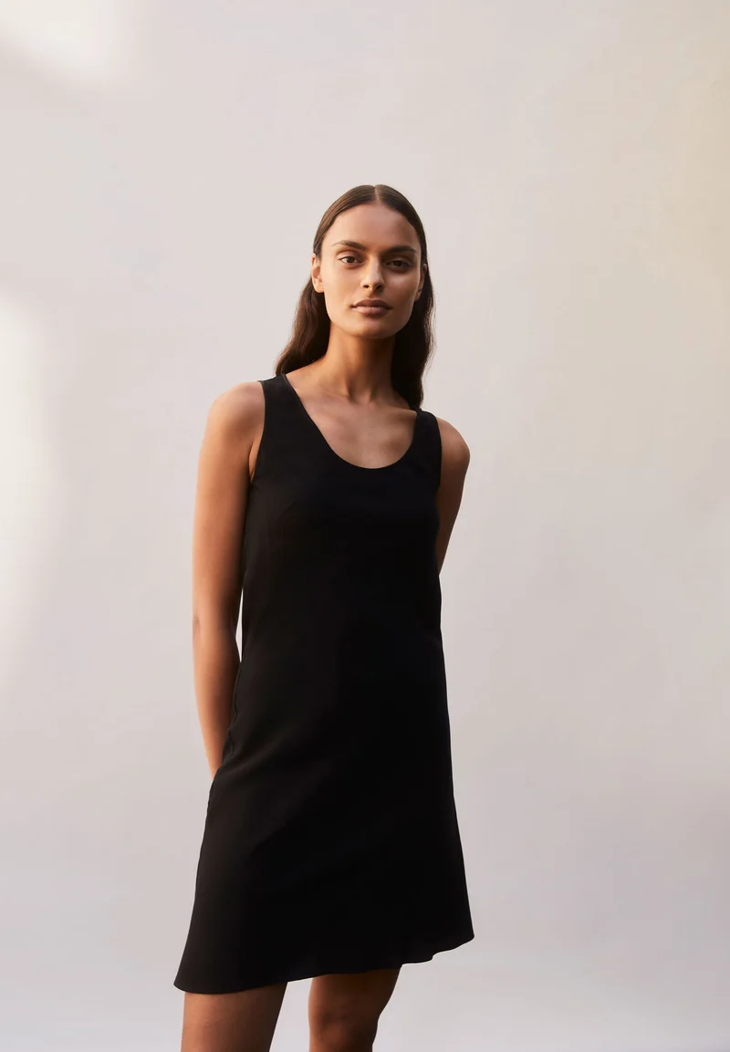 LINNERAA | black