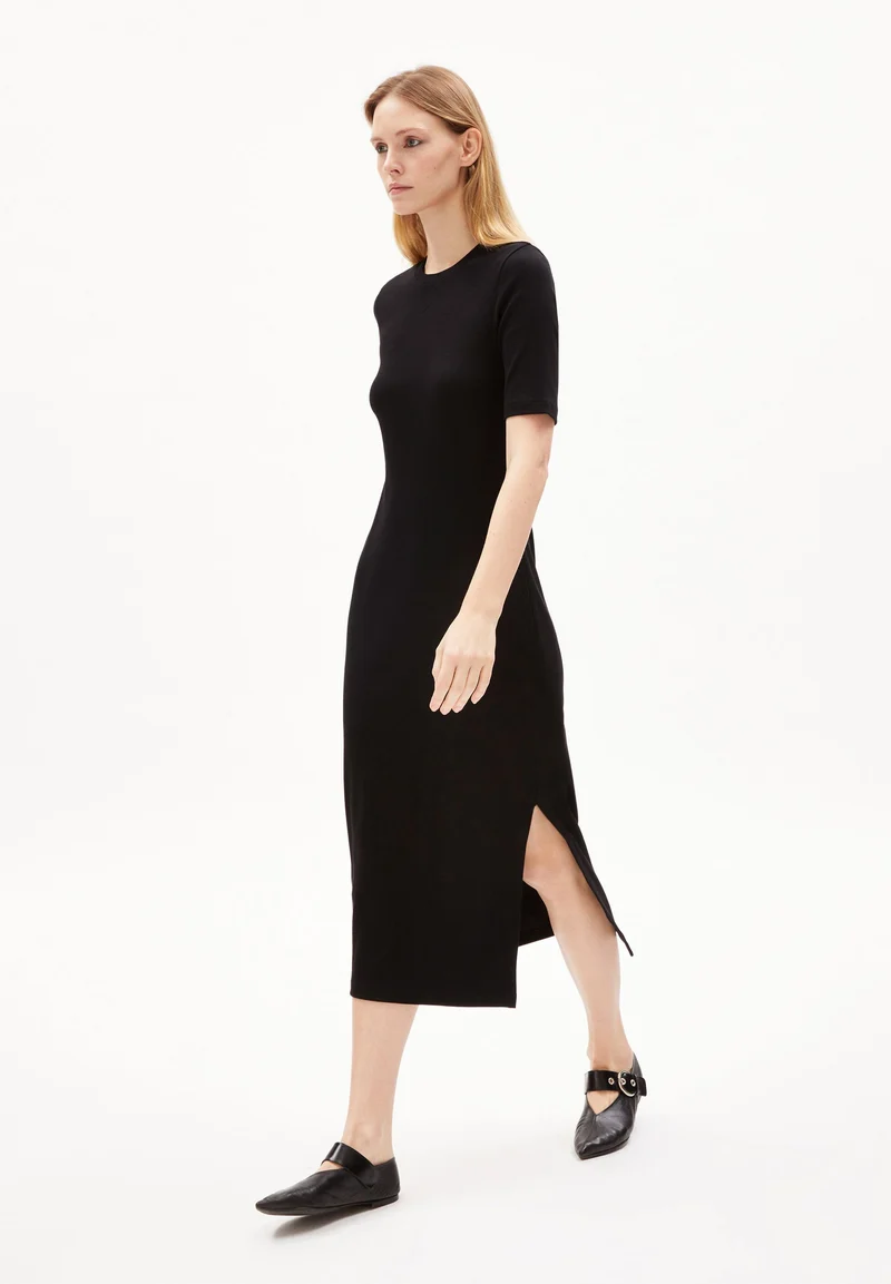 SEHAARAA | black