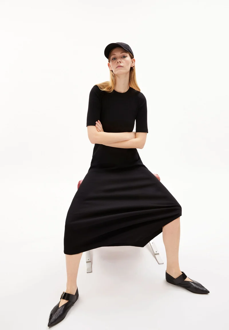 SEHAARAA | black