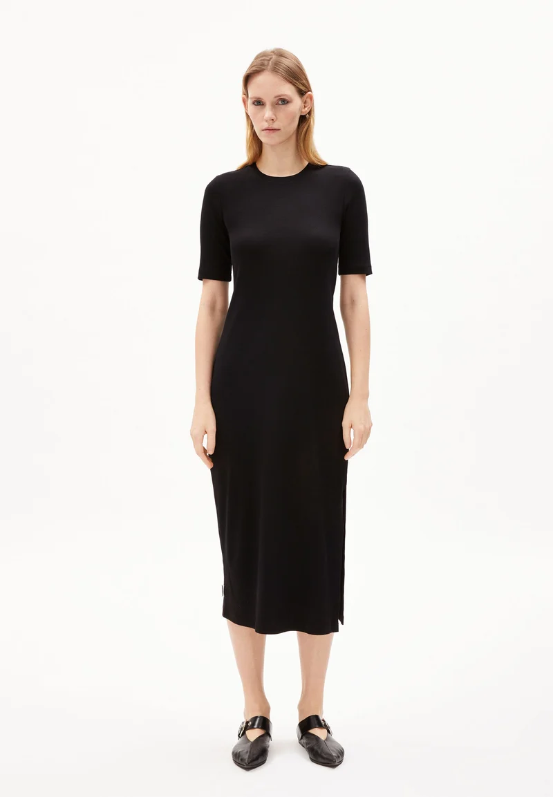 SEHAARAA | black
