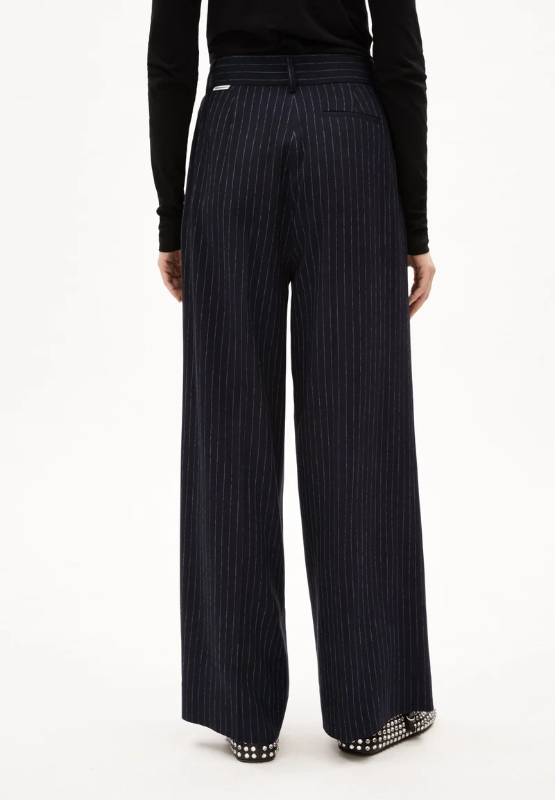 KAAYUA PINSTRIPE | night sky-white