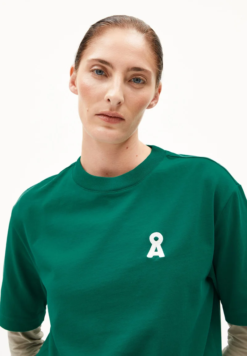 ICONIC Å TARJAA T-SHIRT | emerald green
