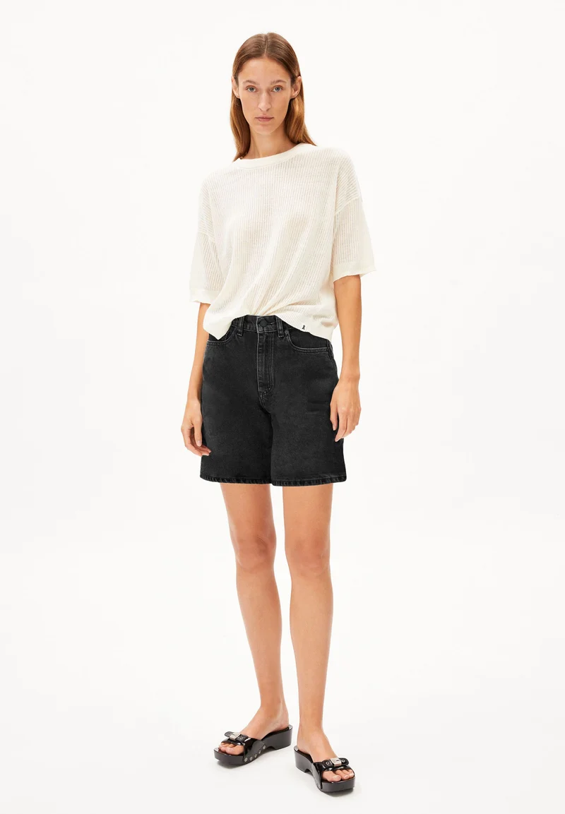 SHEAARI HIGH WAIST JEANS-SHORTS | ebony black