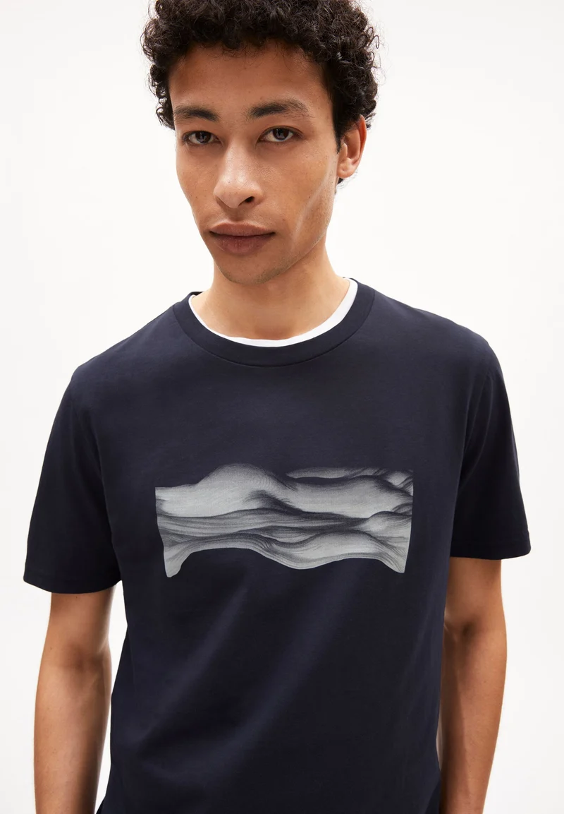 JAAMES WAVY CLOUDS | night sky