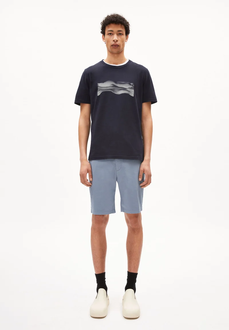 JAAMES WAVY CLOUDS | night sky
