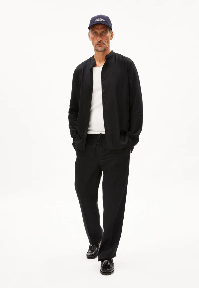 VAALERONIMUS LEINEN-HEMD | black