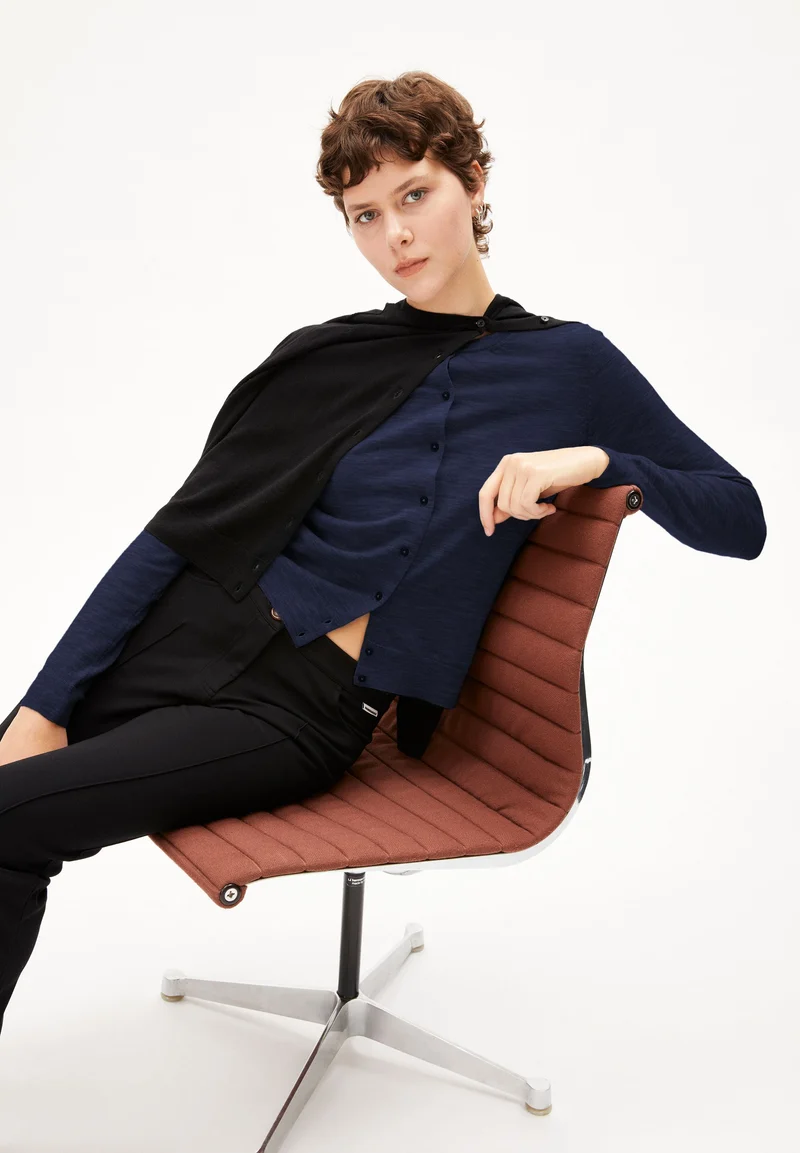 OPHALIAA MERINO STRICKJACKE | tinted navy
