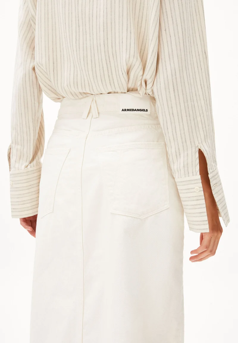KITAARI DEMI | white