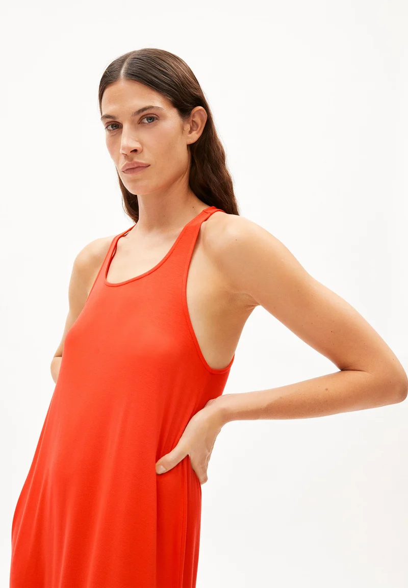 NISAA LITAA | poppy red