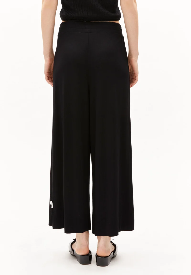 KAARO LINI | black