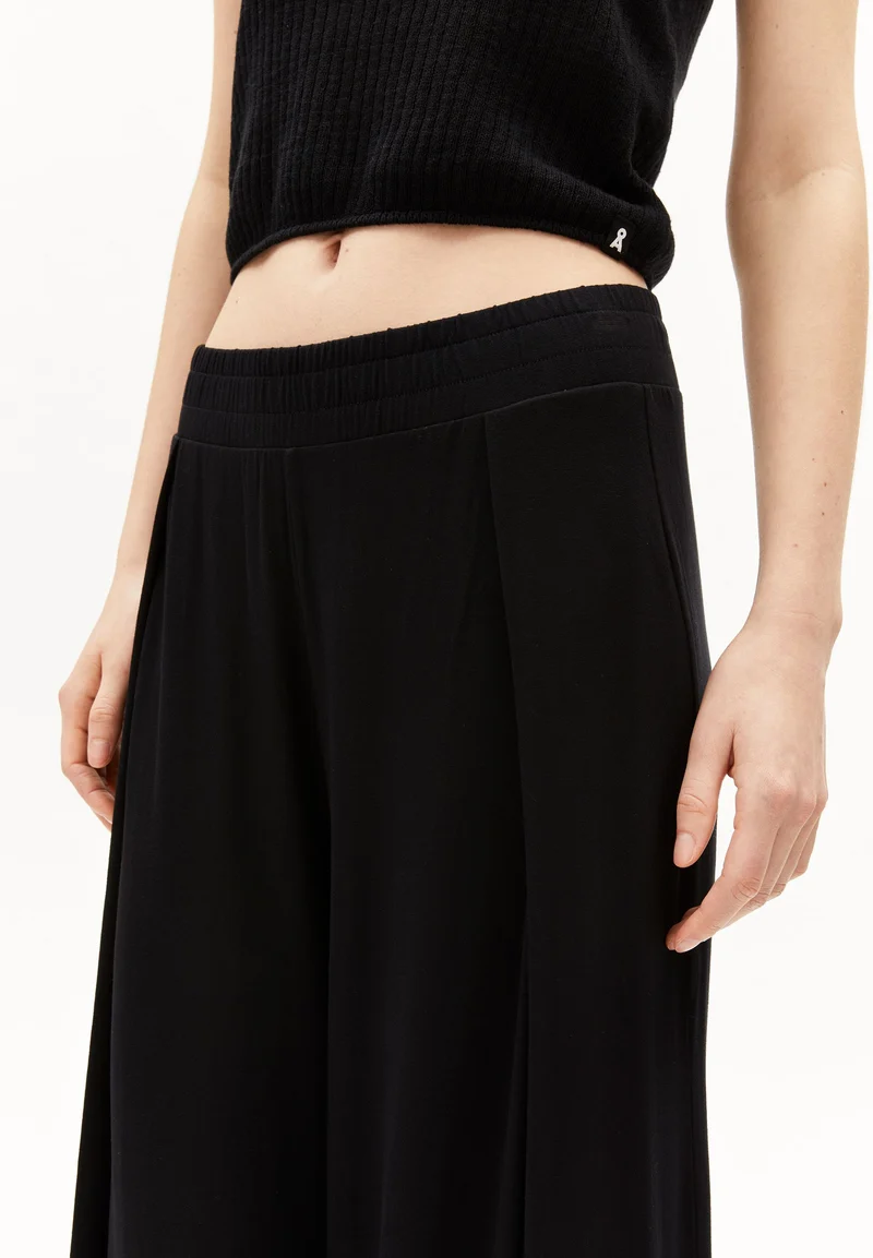 KAARO LINI | black