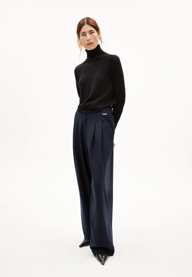 KAATHIA | black
