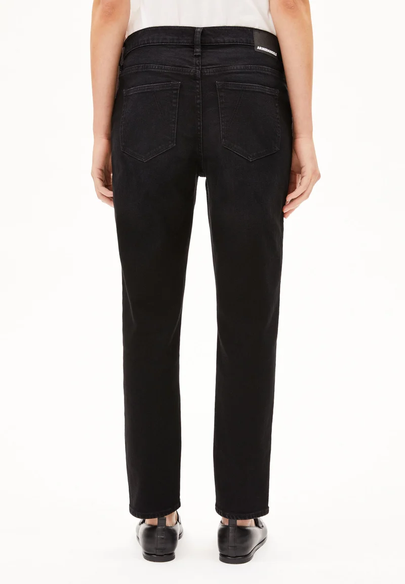CAYAA TARPA LOW BOYFRIEND JEANS | ebony