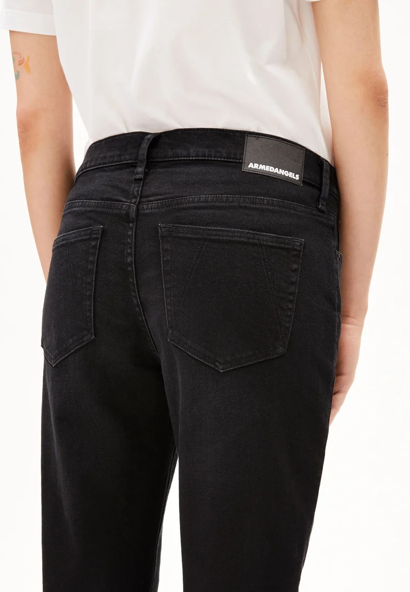 CAYAA TARPA LOW BOYFRIEND JEANS | ebony