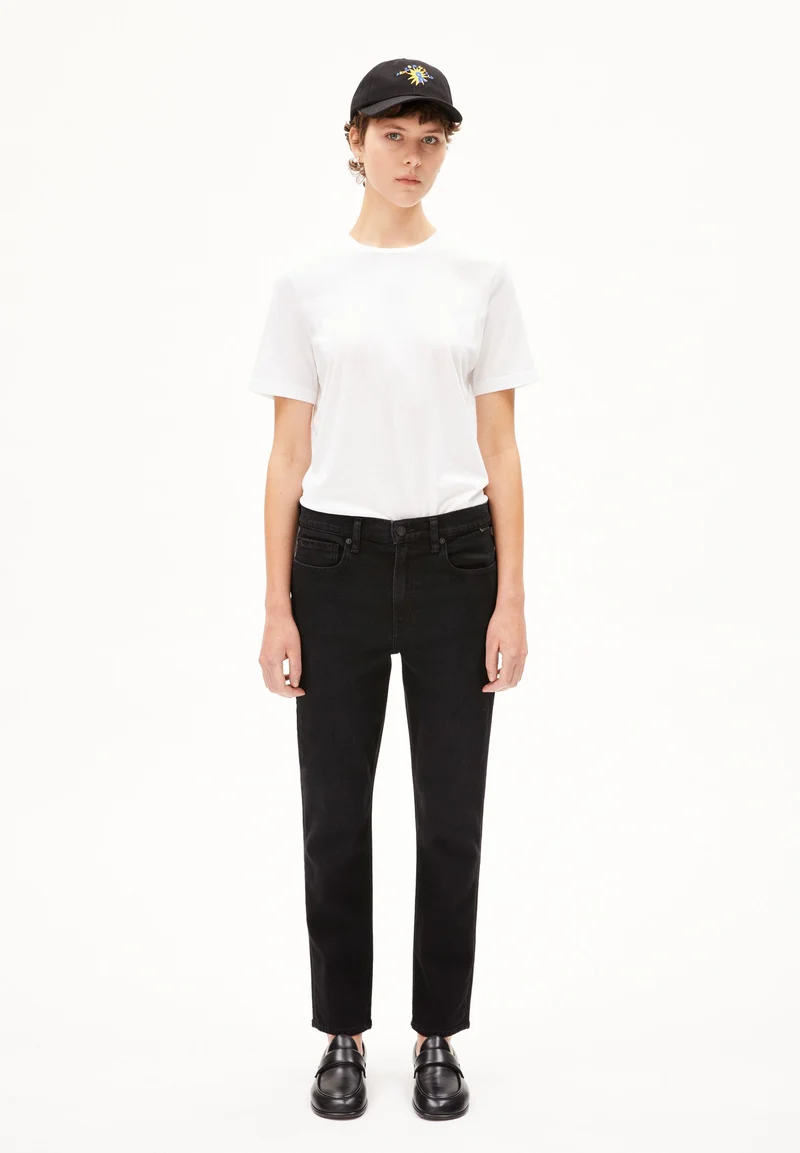 CAYAA TARPA LOW BOYFRIEND JEANS | ebony