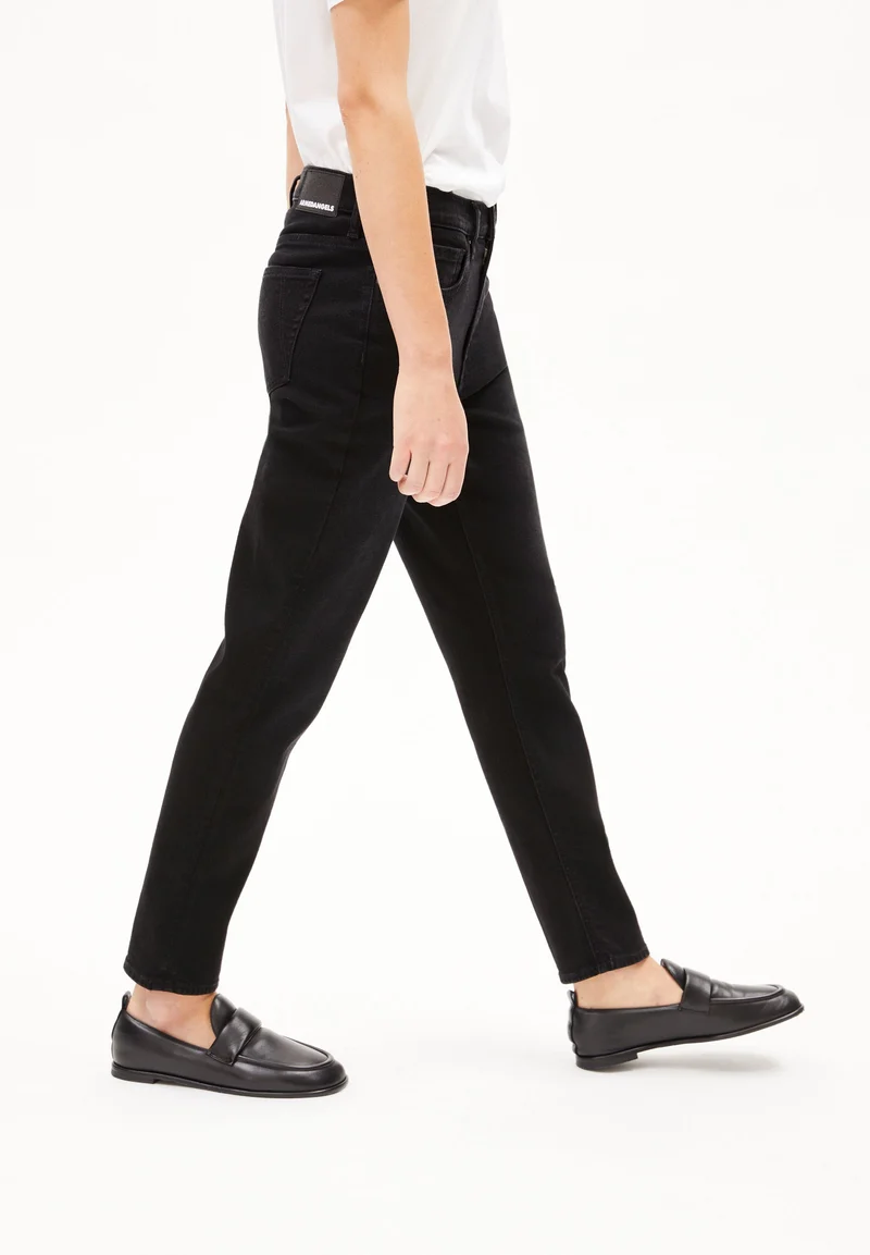 CAYAA TARPA LOW BOYFRIEND JEANS | ebony